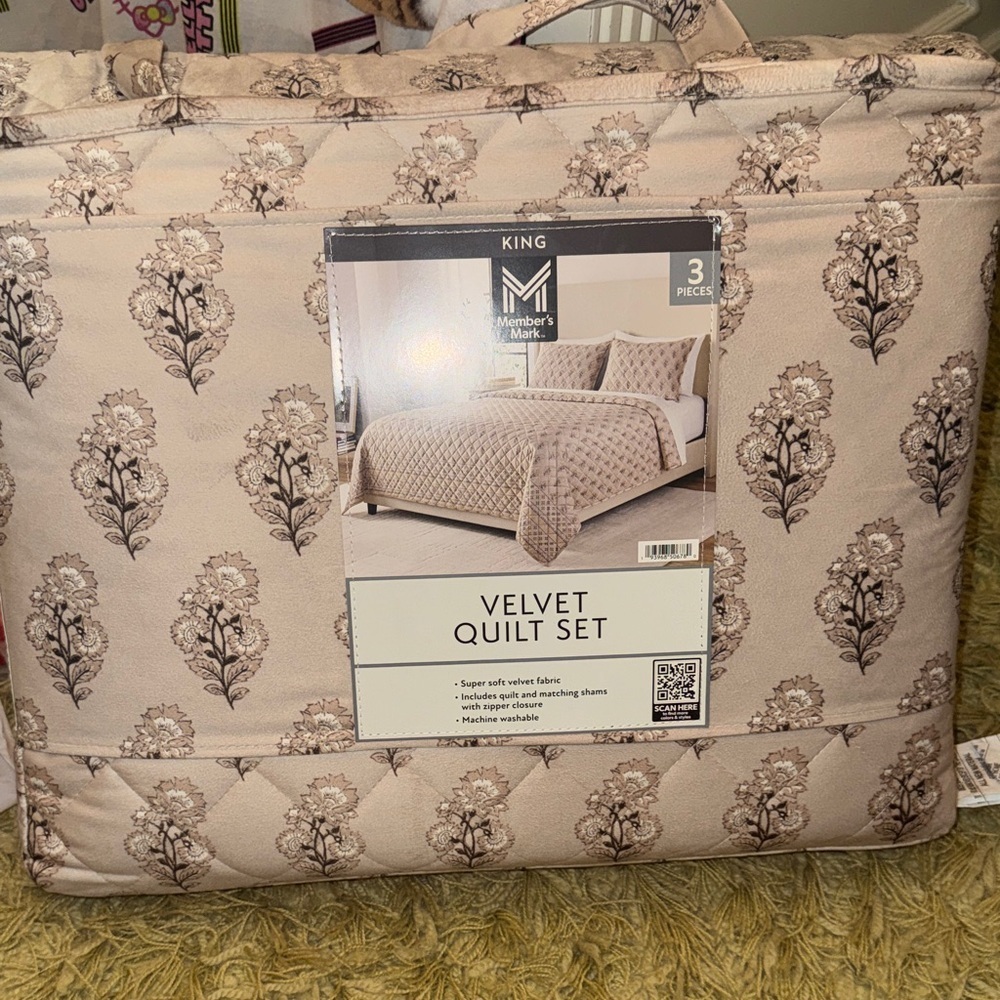 Member's Mark Velvet Quilt Set - Beige Floral